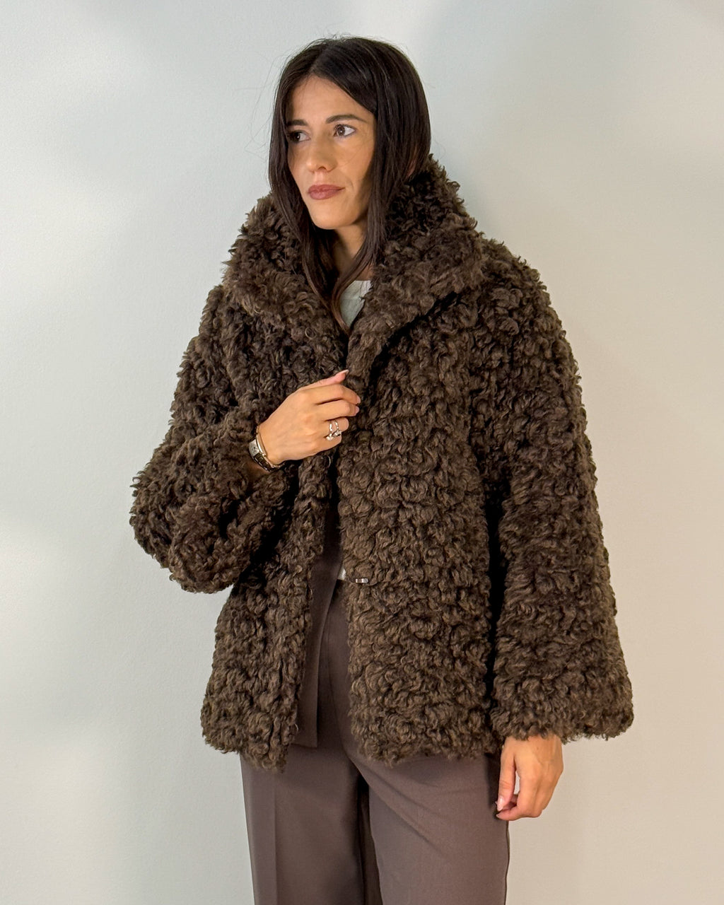 Giaccone in Eco Pelliccia Riccia con Collo a Cratere - Coffee Brown