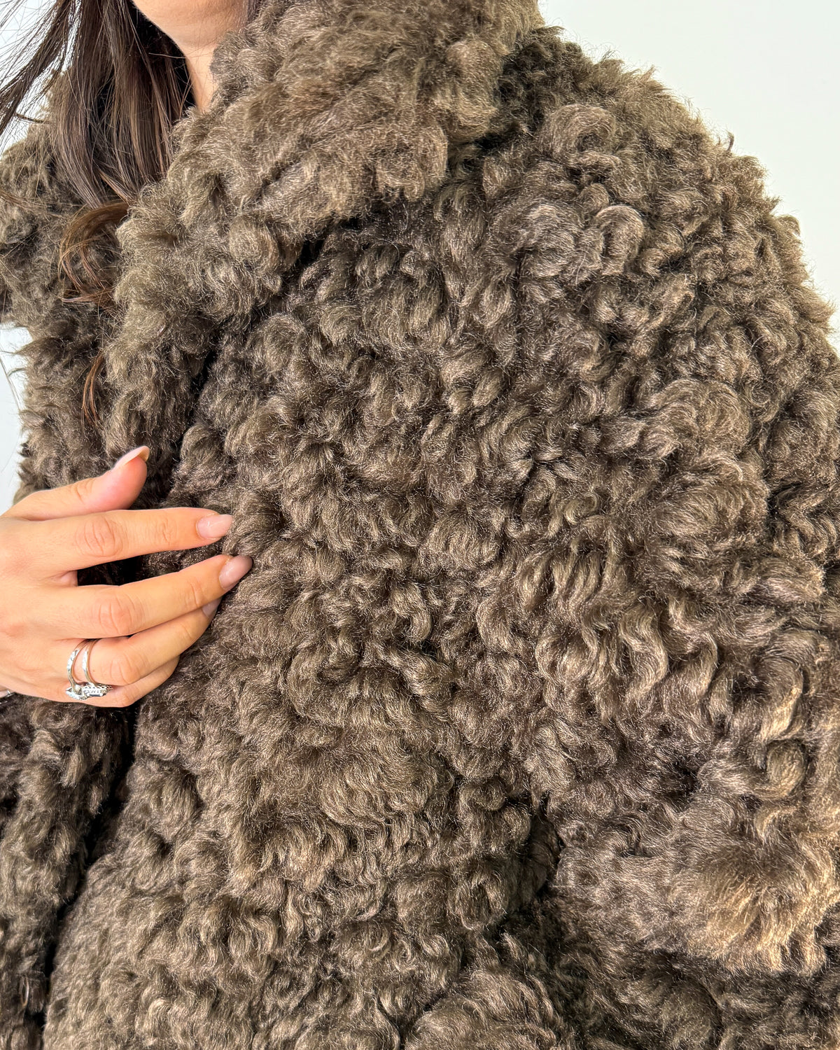 Giaccone in Eco Pelliccia Riccia con Collo a Cratere - Coffee Brown