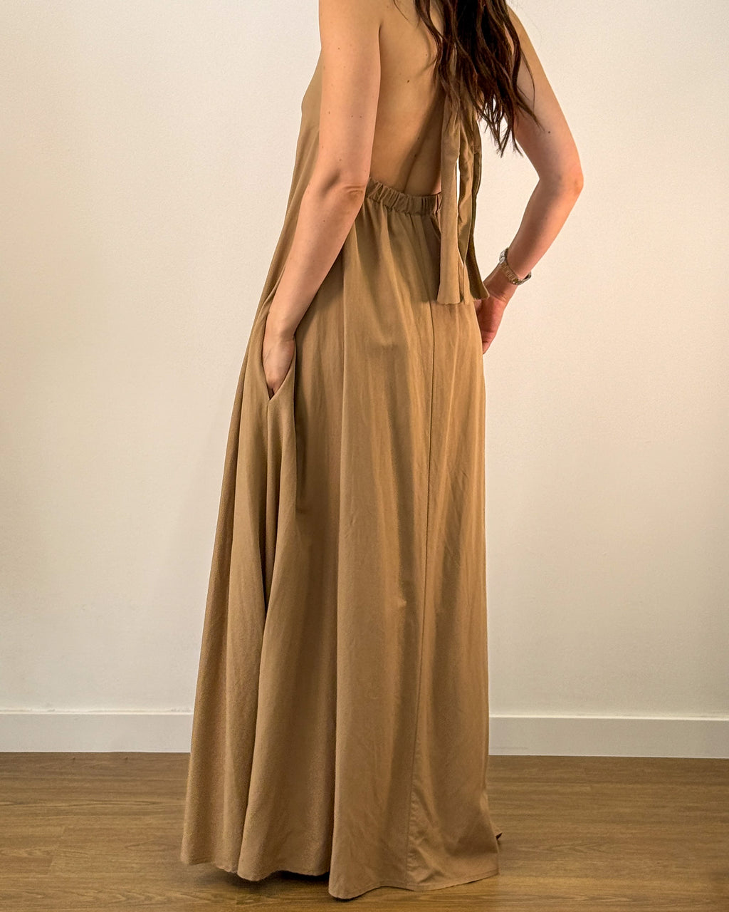 Abito Lungo Scivolato con Scollo a V e Schiena Nuda - Camel