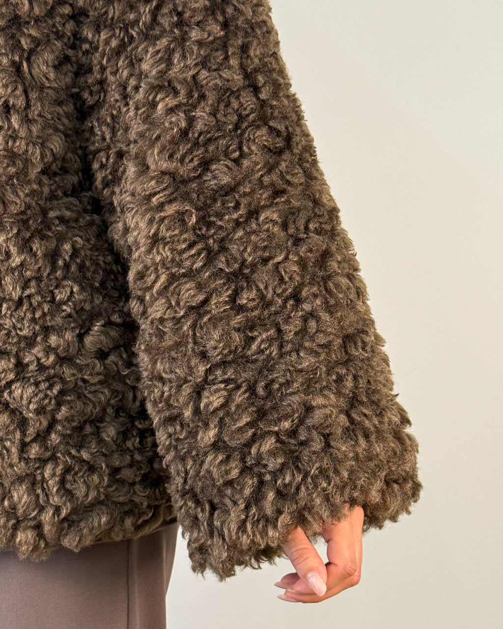 Giaccone in Eco Pelliccia Riccia con Collo a Cratere - Coffee Brown
