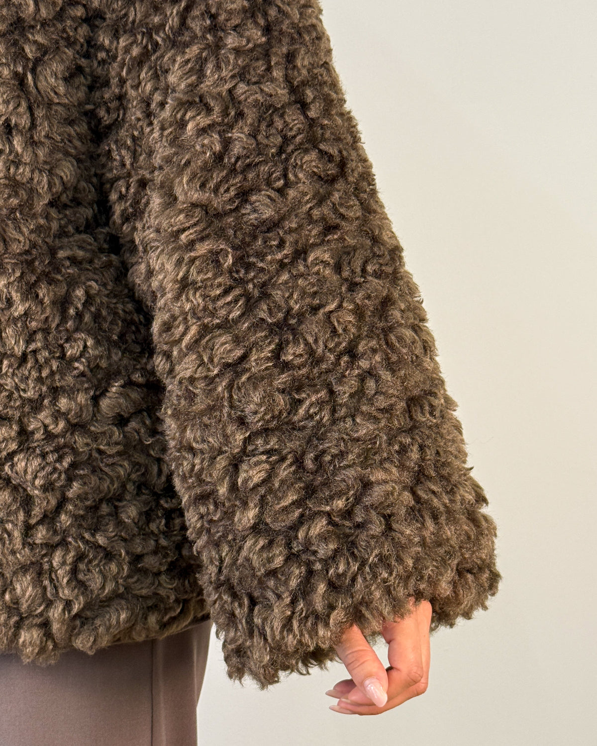 Giaccone in Eco Pelliccia Riccia con Collo a Cratere - Coffee Brown
