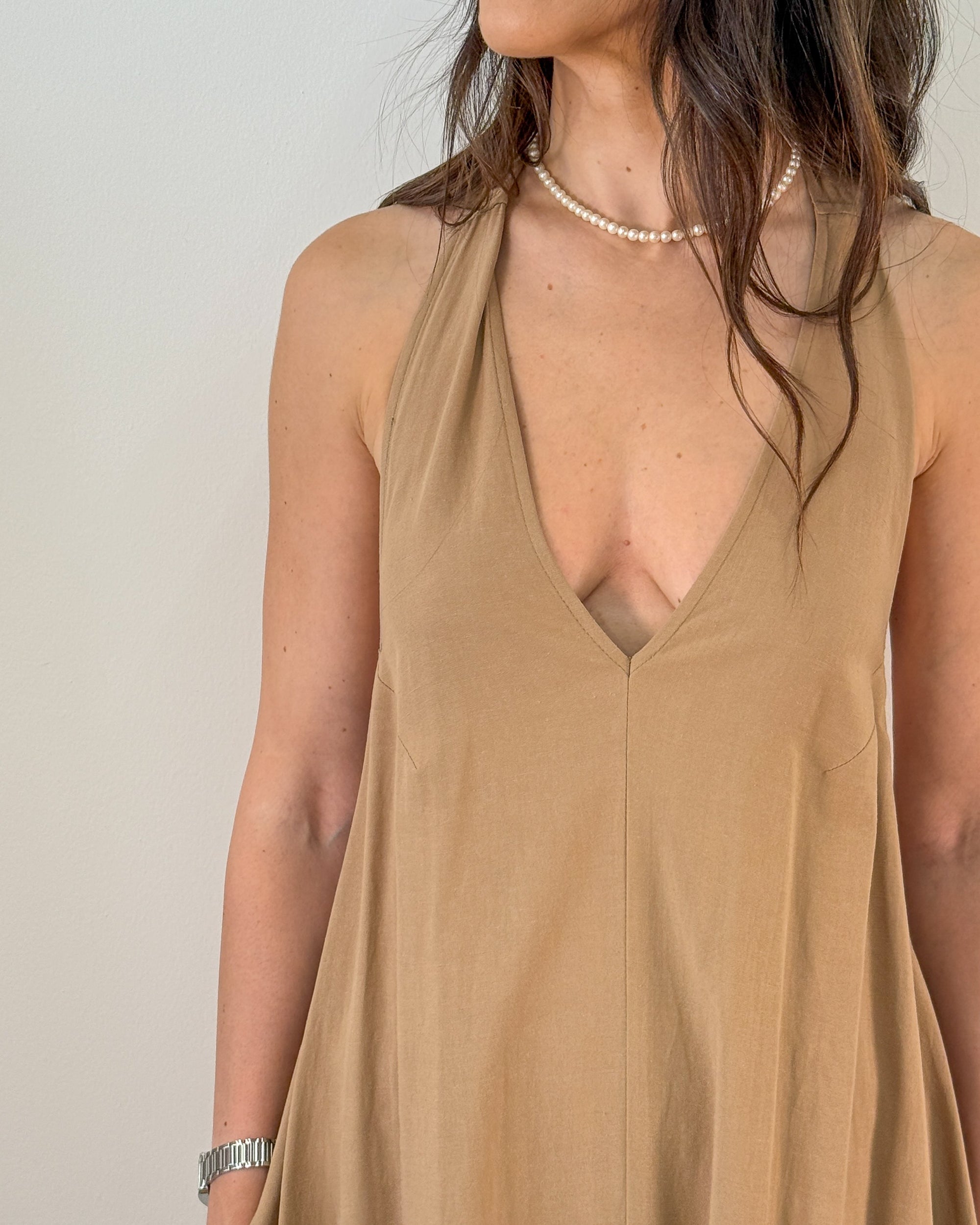 Abito Lungo Scivolato con Scollo a V e Schiena Nuda - Camel