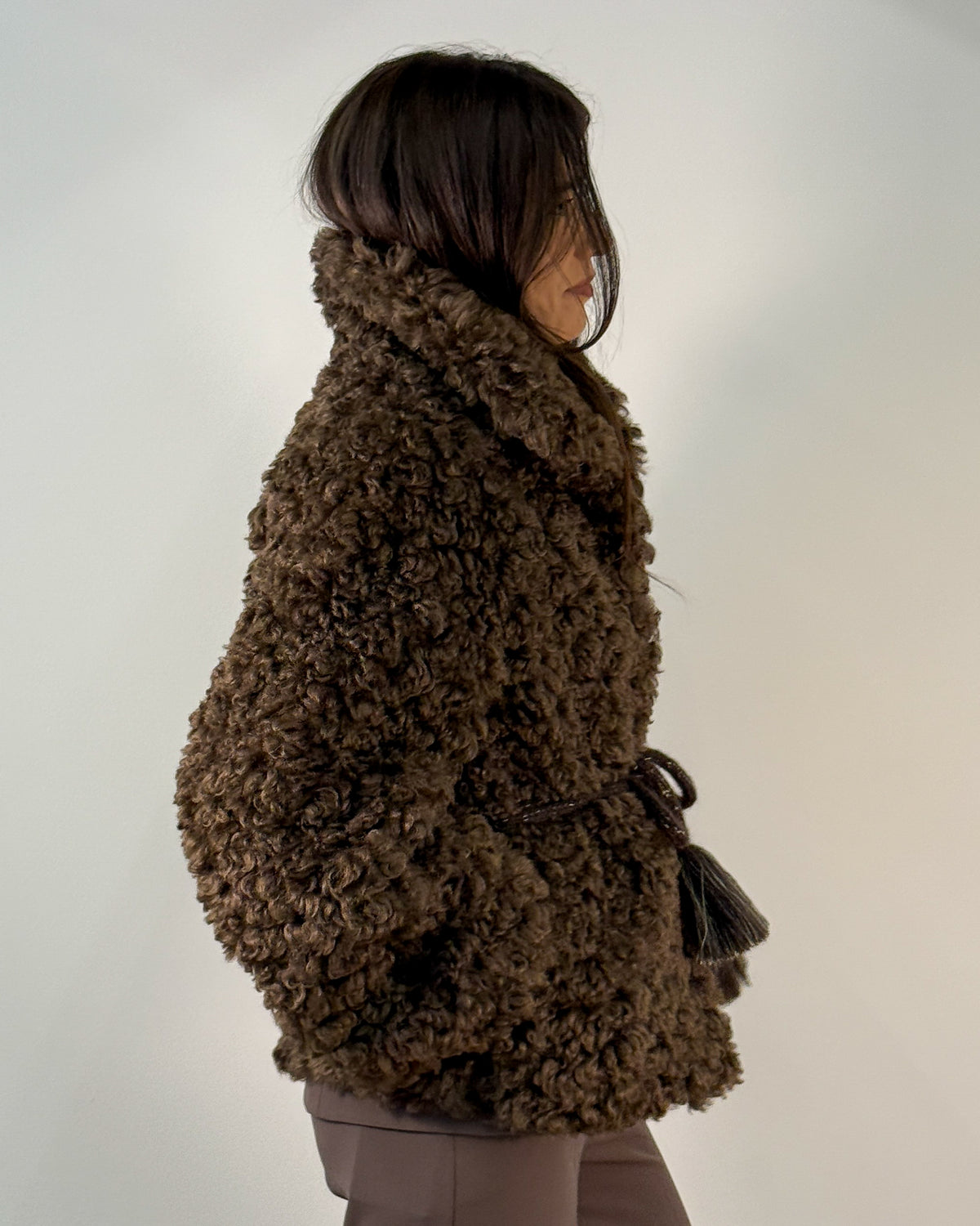 Giaccone in Eco Pelliccia Riccia con Collo a Cratere - Coffee Brown