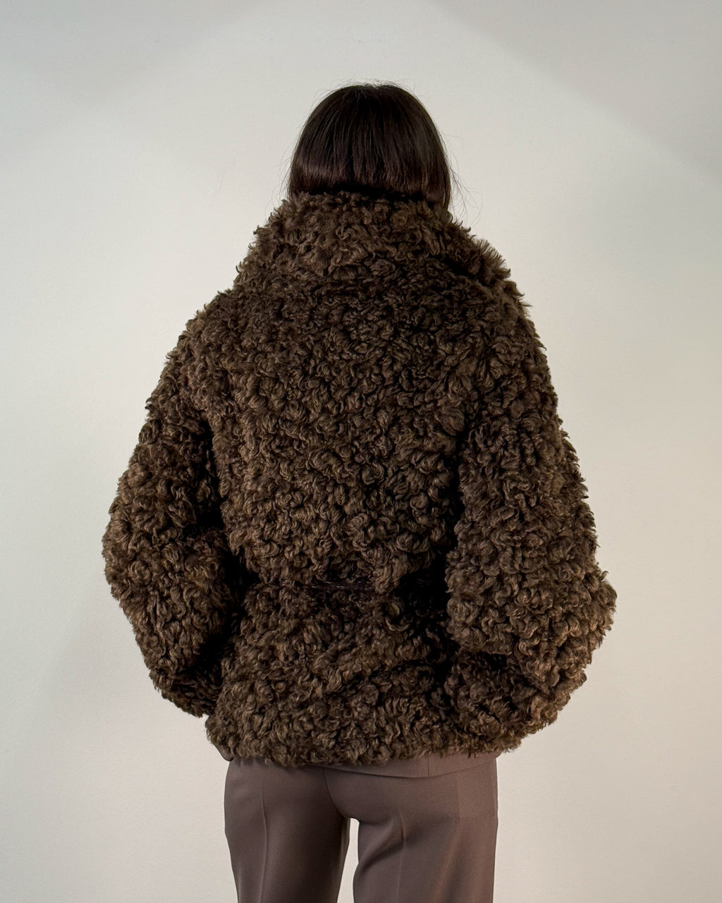 Giaccone in Eco Pelliccia Riccia con Collo a Cratere - Coffee Brown