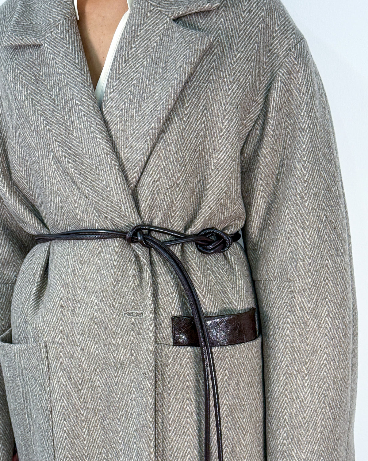 Spolvero Lungo in Lana Vergine Spigata con Cintura in Pelle - Beige Nomad