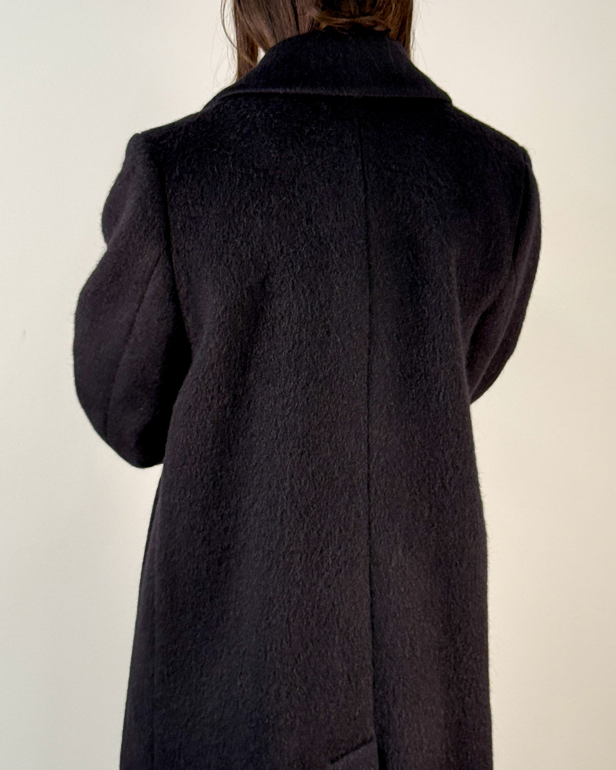Cappotto Lungo Doppiopetto in Lana e Mohair con Chiusura Asimmetrica - Nero