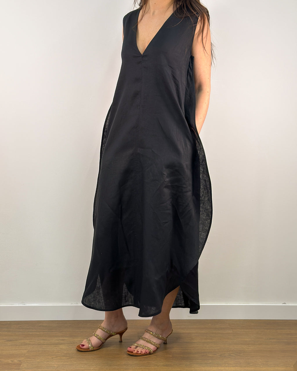 Abito Lungo in Puro Lino con Scollo a V - Nero