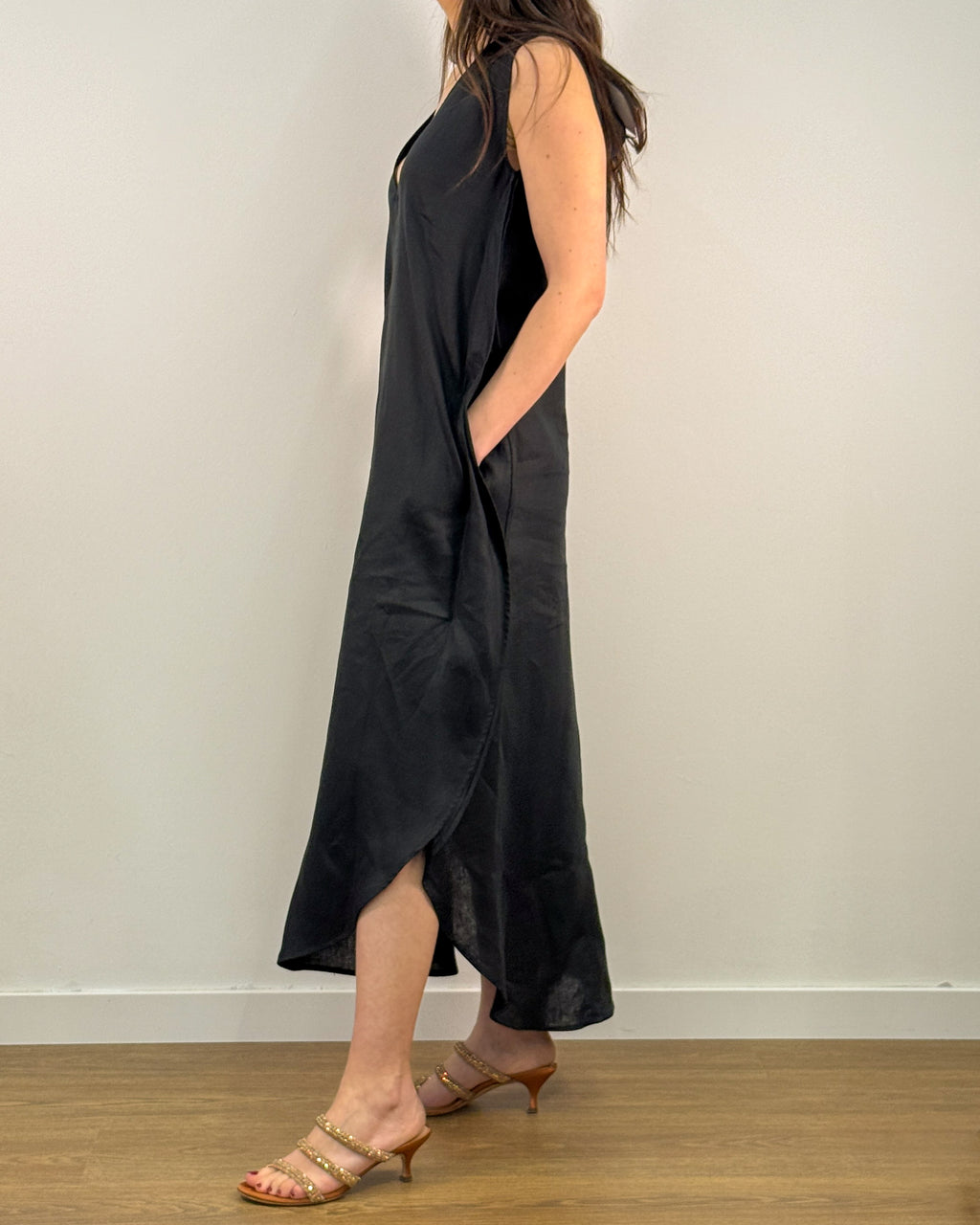 Abito Lungo in Puro Lino con Scollo a V - Nero