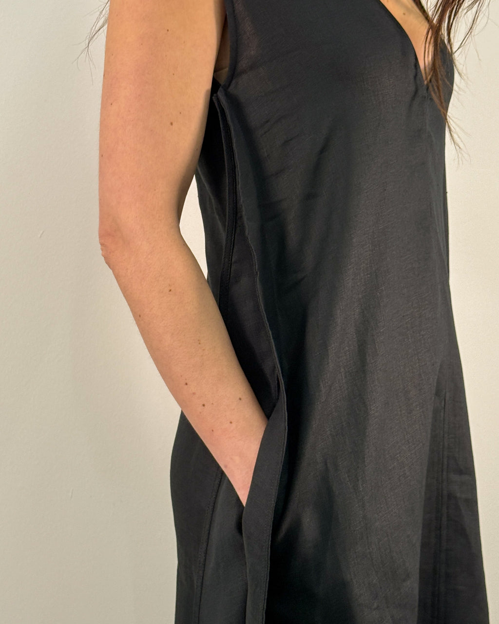 Abito Lungo in Puro Lino con Scollo a V - Nero