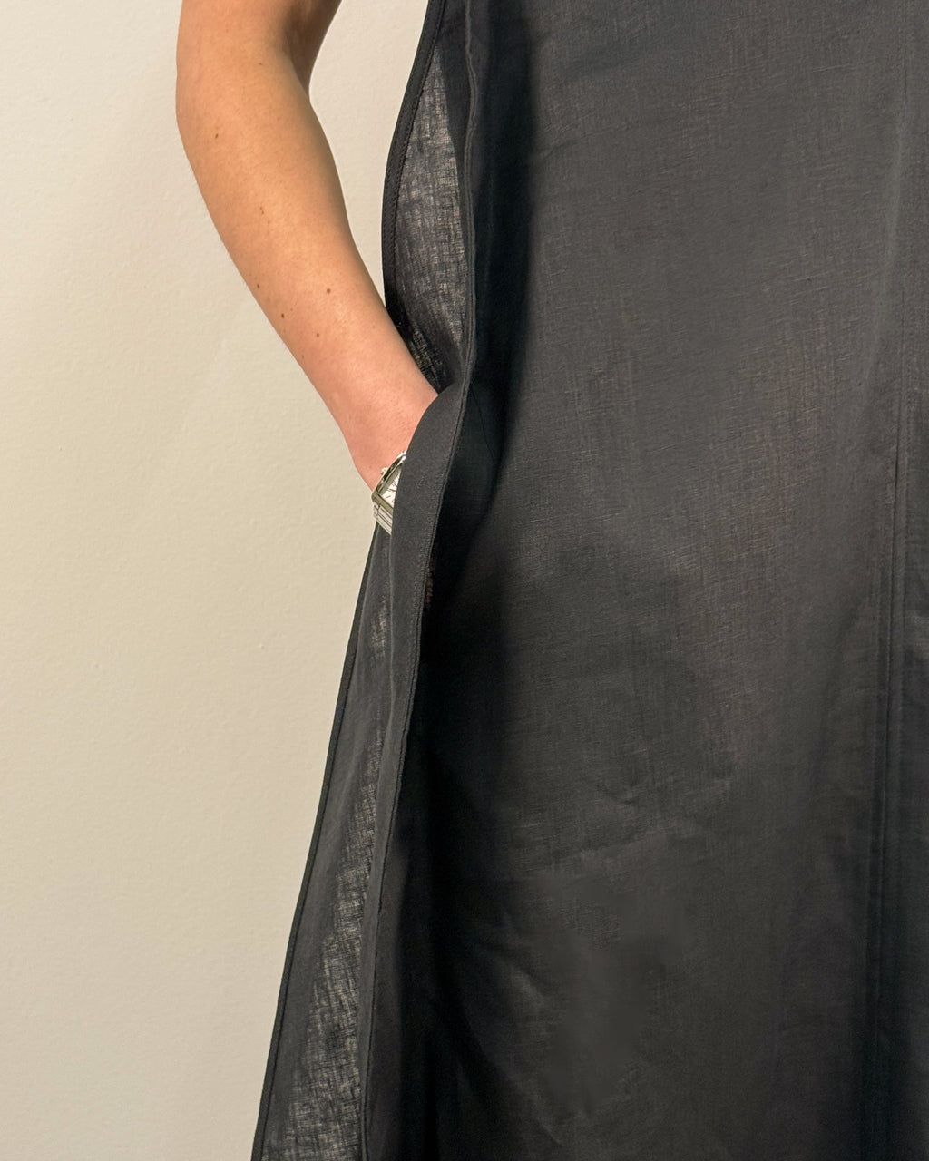 Abito Lungo in Puro Lino con Scollo a V - Nero