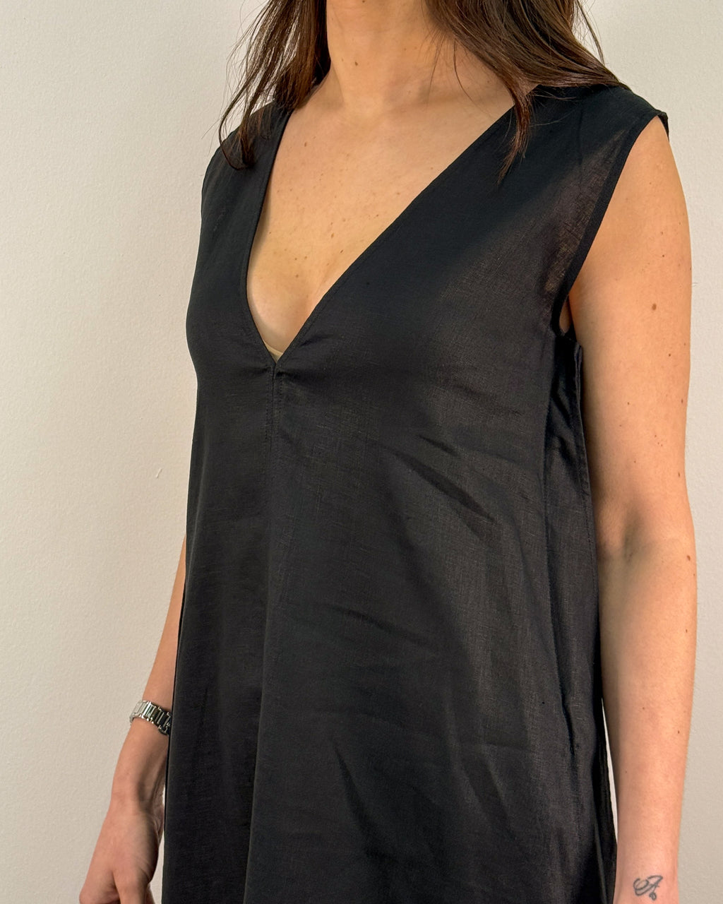 Abito Lungo in Puro Lino con Scollo a V - Nero