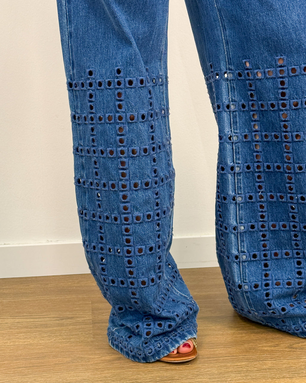 Jeans a Gamba Larga con Ricamo Sangallo - Blu Denim | ISABELLE BLANCHE PARIS