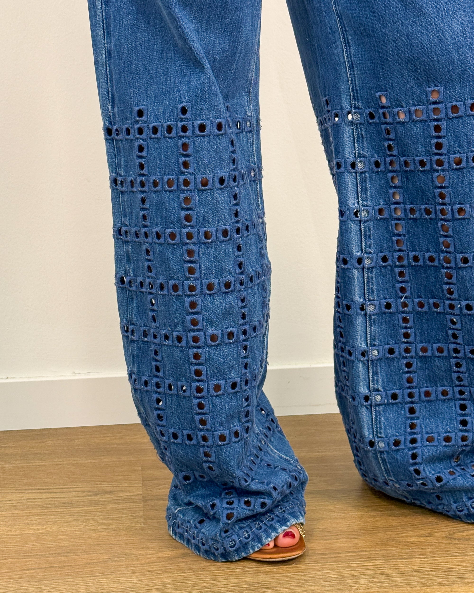 Jeans a Gamba Larga con Ricamo Sangallo - Blu Denim | ISABELLE BLANCHE PARIS