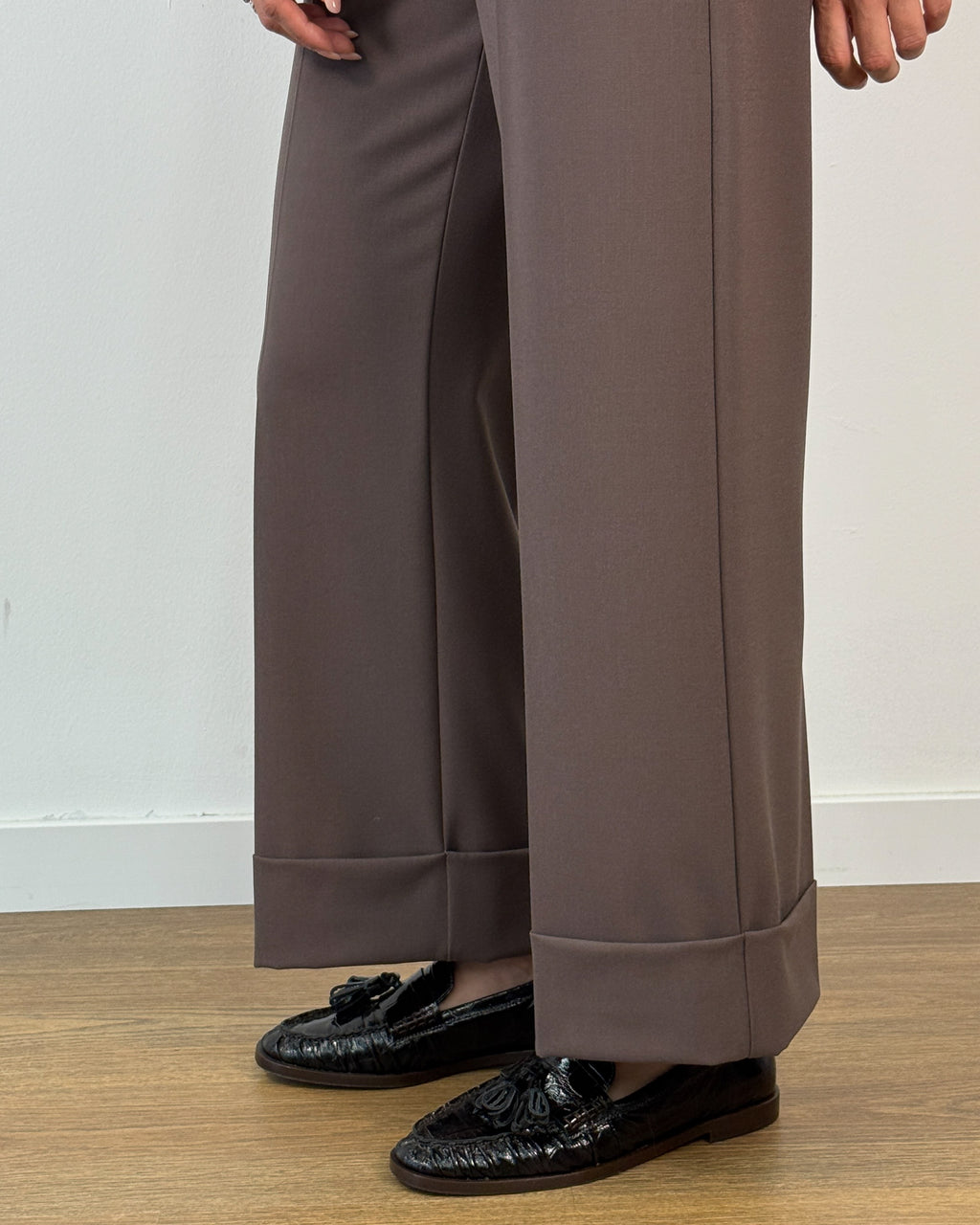 Pantalone Palazzo con Risvolto e Piega Stirata - Testa di Moro