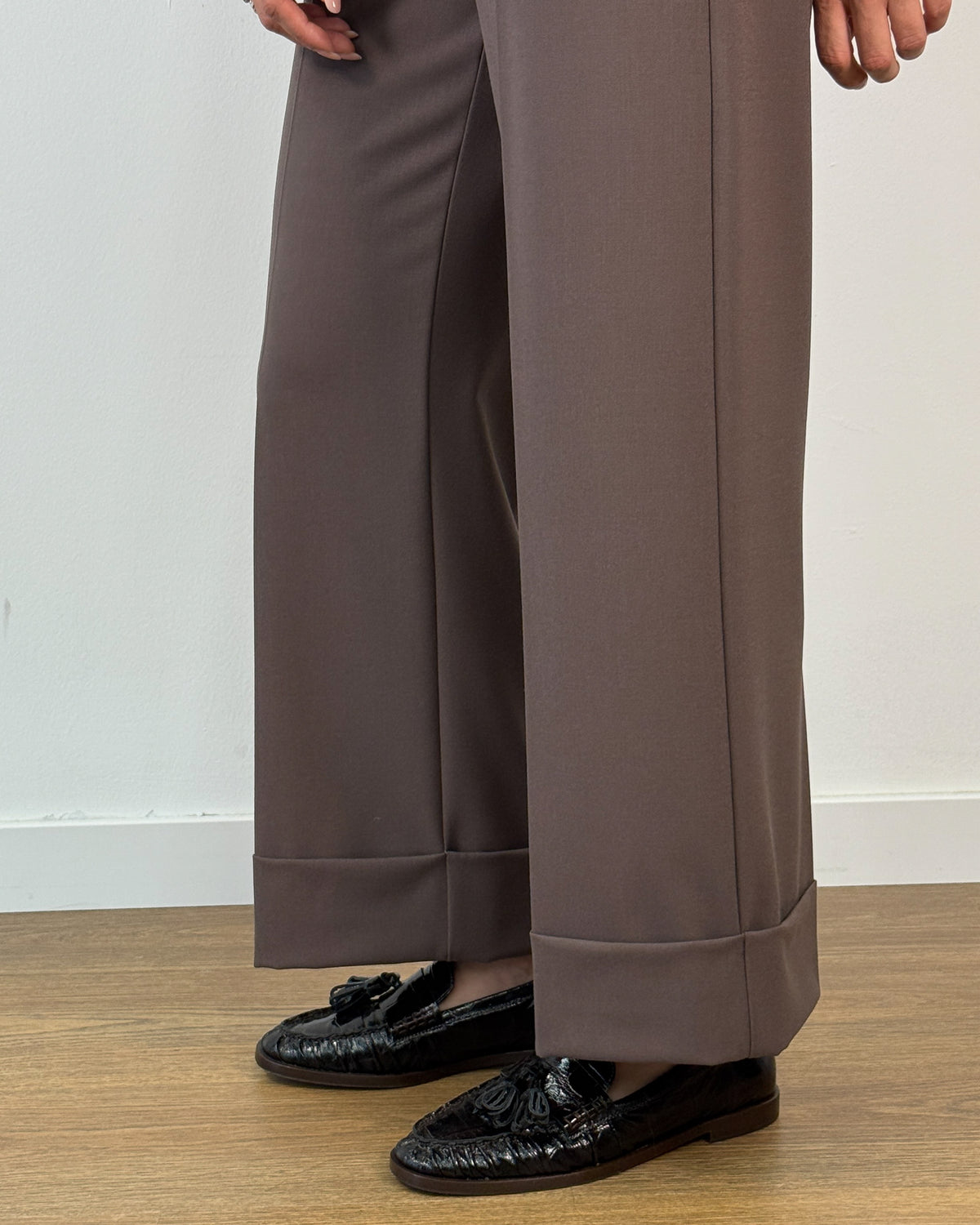 Pantalone Palazzo con Risvolto e Piega Stirata - Testa di Moro