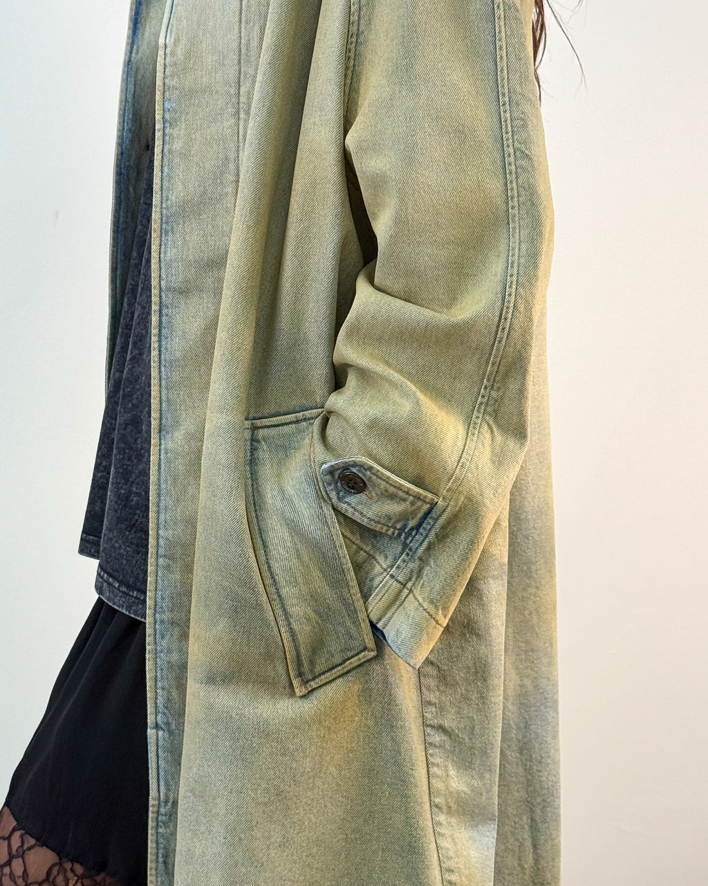 Trench Lungo in Denim Resinato Effetto Vintage