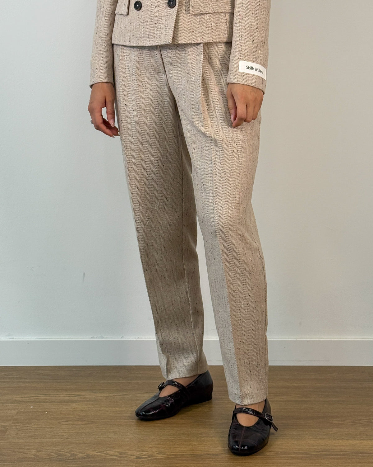 Pantalone Sartoriale in Spigato con Pince e Piega Stirata - Beige