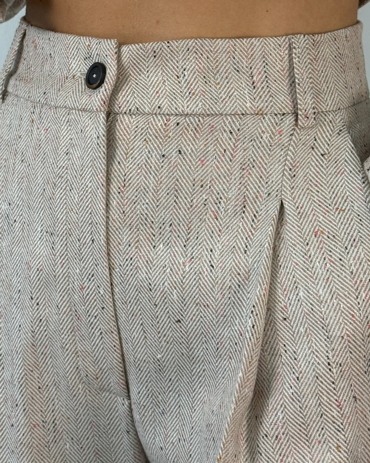 Pantalone Sartoriale in Spigato con Pince e Piega Stirata - Beige