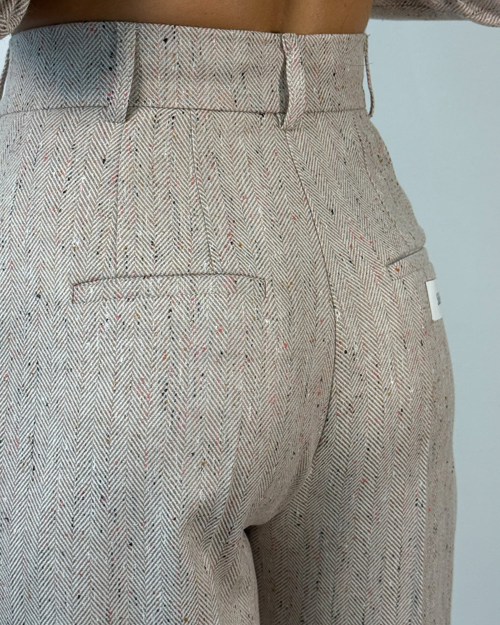 Pantalone Sartoriale in Spigato con Pince e Piega Stirata - Beige