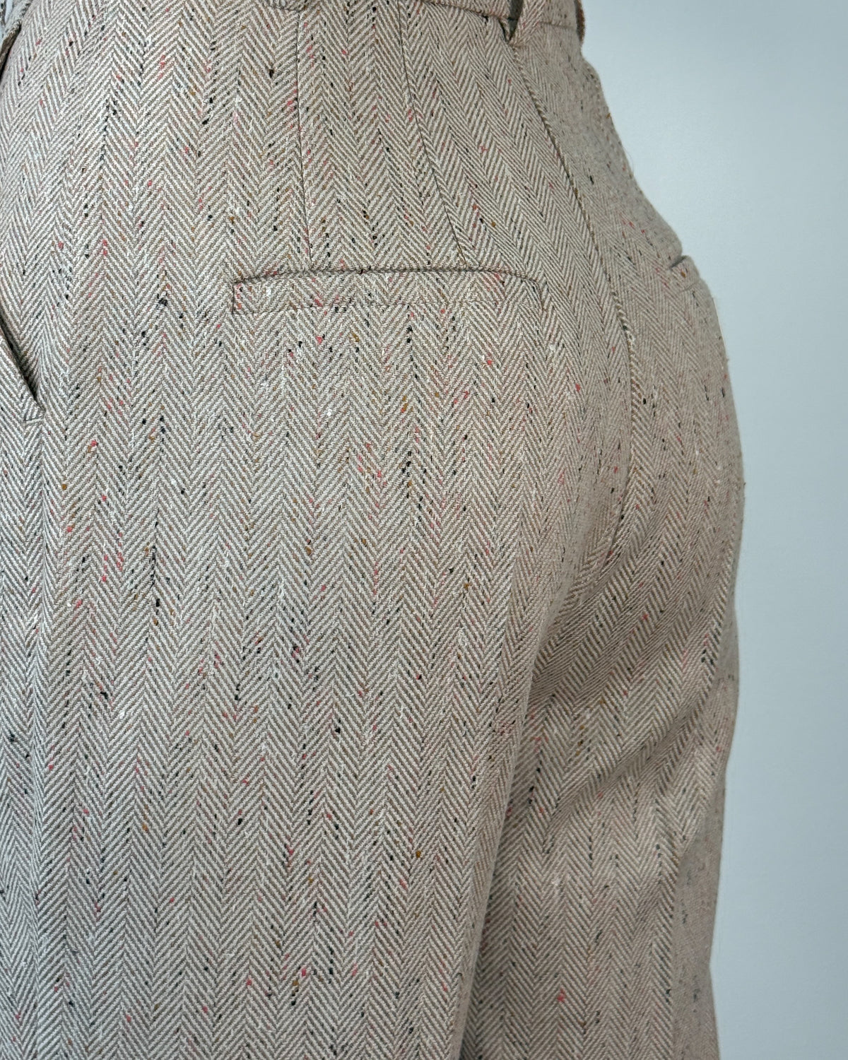 Pantalone Sartoriale in Spigato con Pince e Piega Stirata - Beige