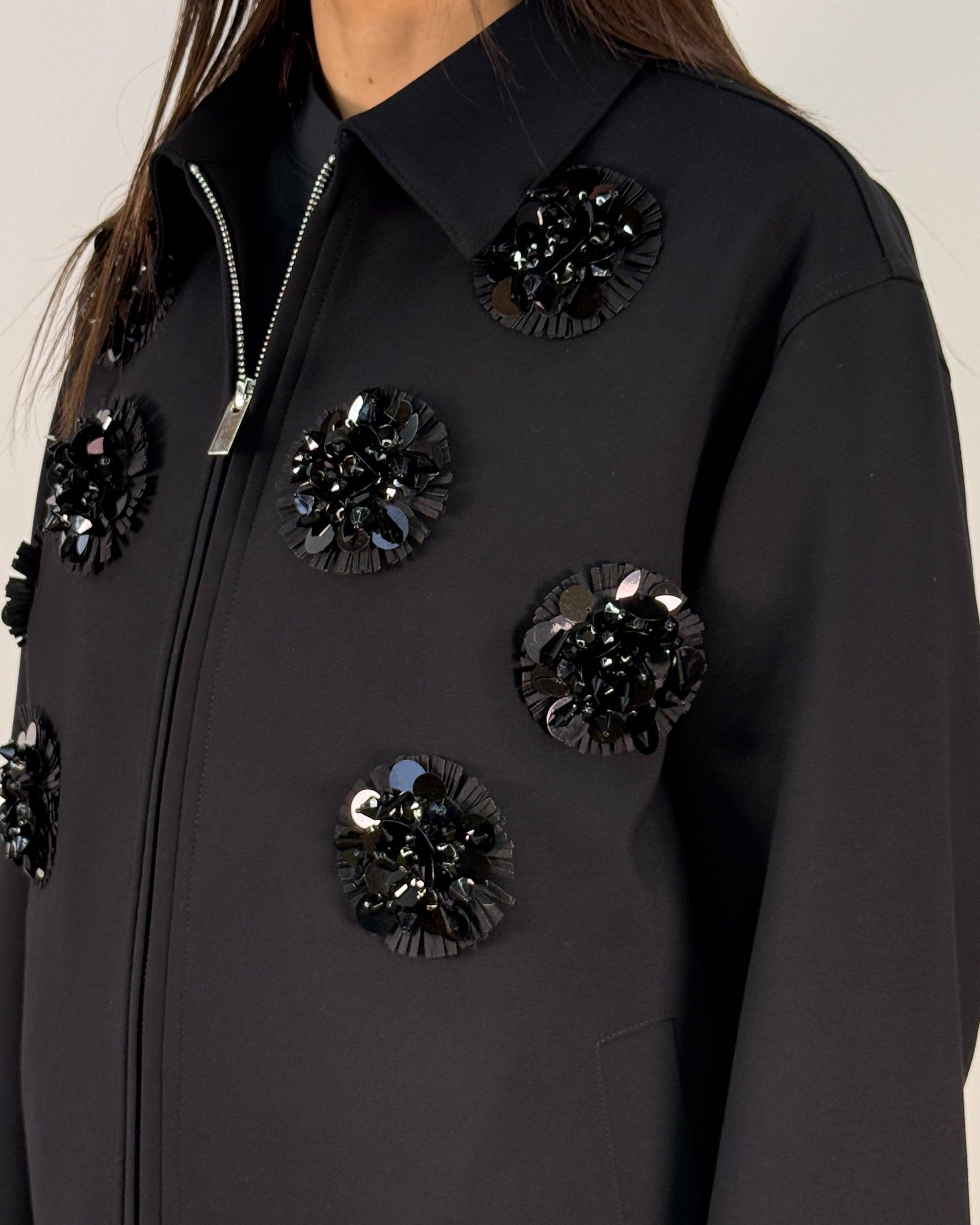 Caban Nero con Zip e Applicazioni Floreali in Paillettes | ISABELLE BLANCHE PARIS