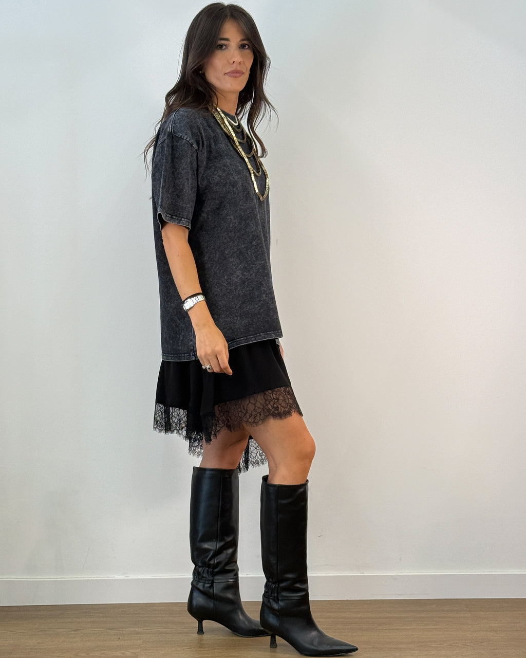 Abito T-Shirt Effetto Vissuto con Balza in Pizzo - Nero | ISABELLE BLANCHE PARIS