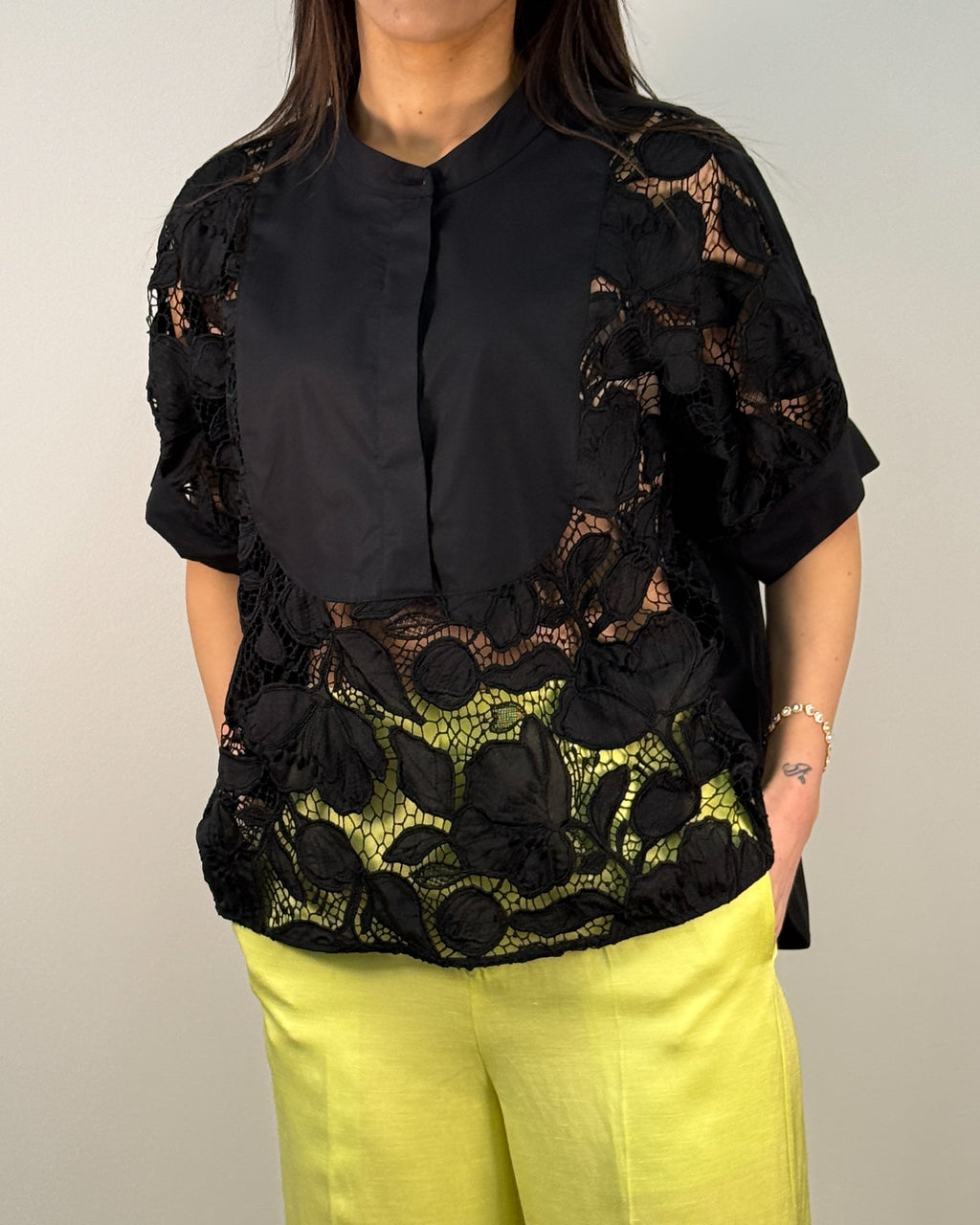Blusa Nera in Cotone con Inserto in Pizzo Macramé Floreale | MEIMEIJ
