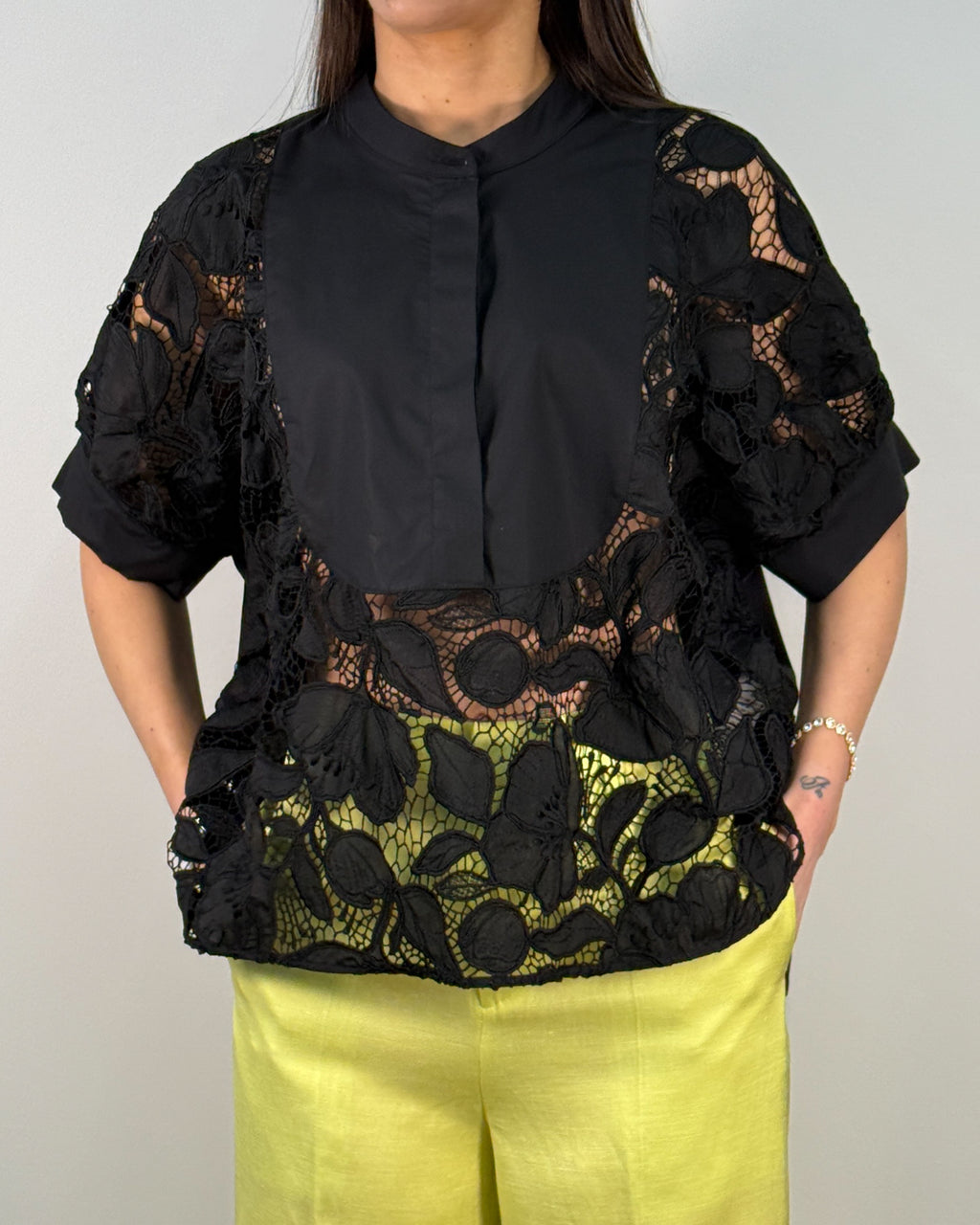Blusa Nera in Cotone con Inserto in Pizzo Macramé Floreale | MEIMEIJ