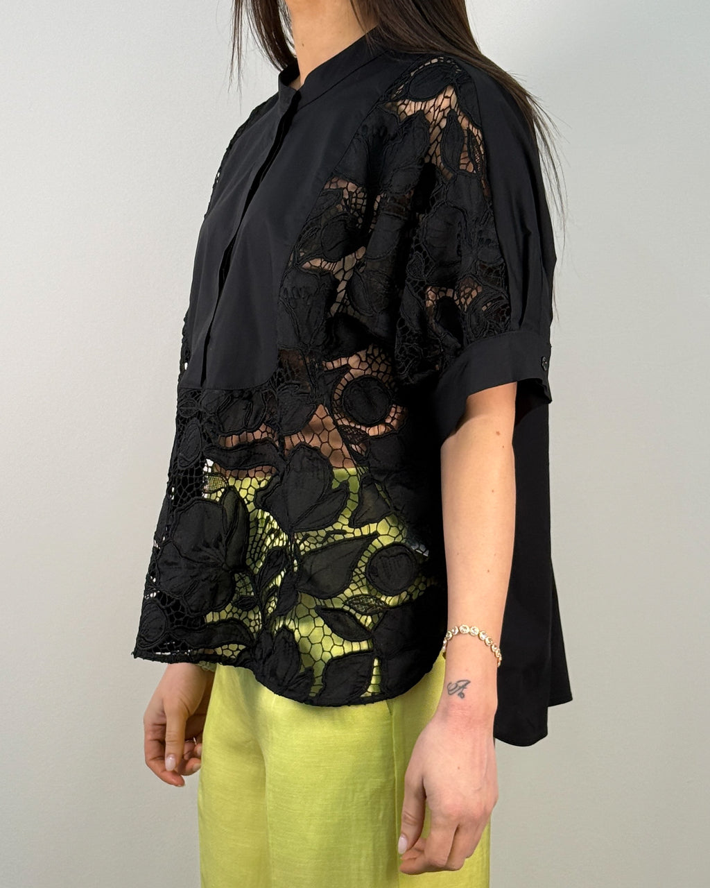 Blusa Nera in Cotone con Inserto in Pizzo Macramé Floreale | MEIMEIJ