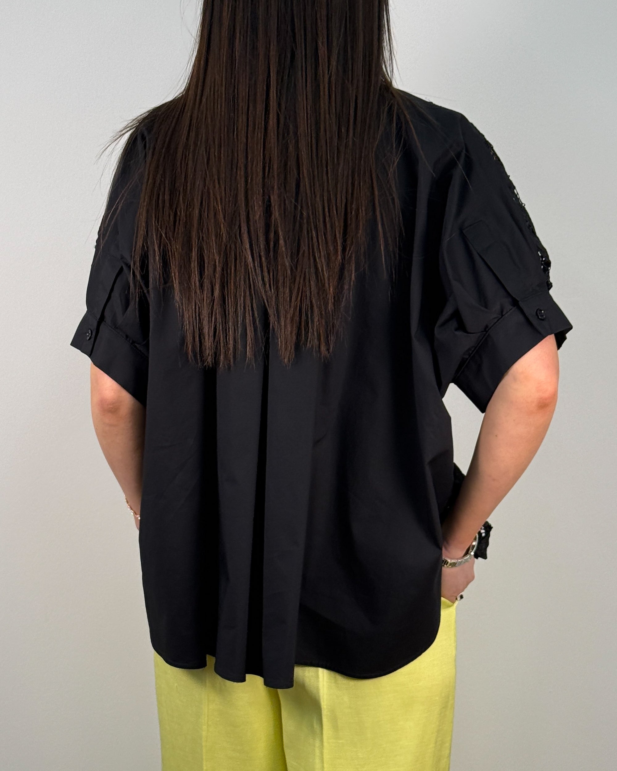 Blusa Nera in Cotone con Inserto in Pizzo Macramé Floreale | MEIMEIJ