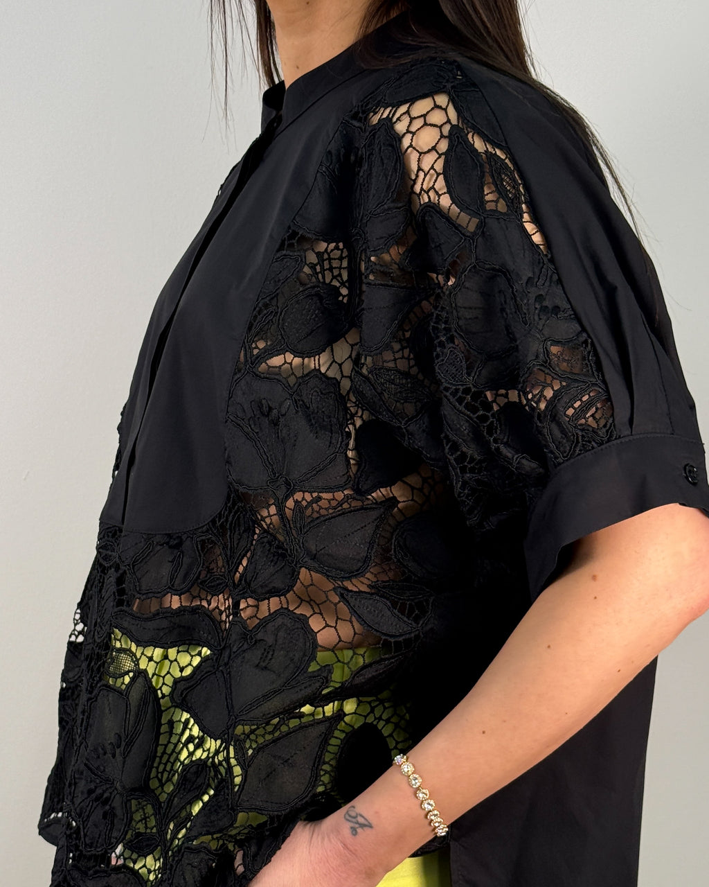 Blusa Nera in Cotone con Inserto in Pizzo Macramé Floreale | MEIMEIJ