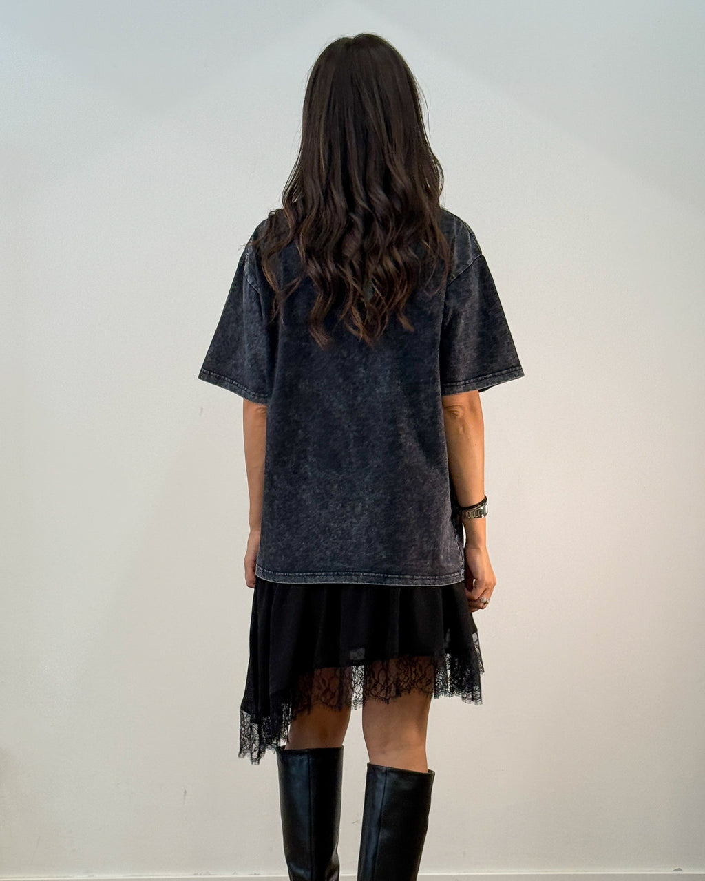 Abito T-Shirt Effetto Vissuto con Balza in Pizzo - Nero | ISABELLE BLANCHE PARIS
