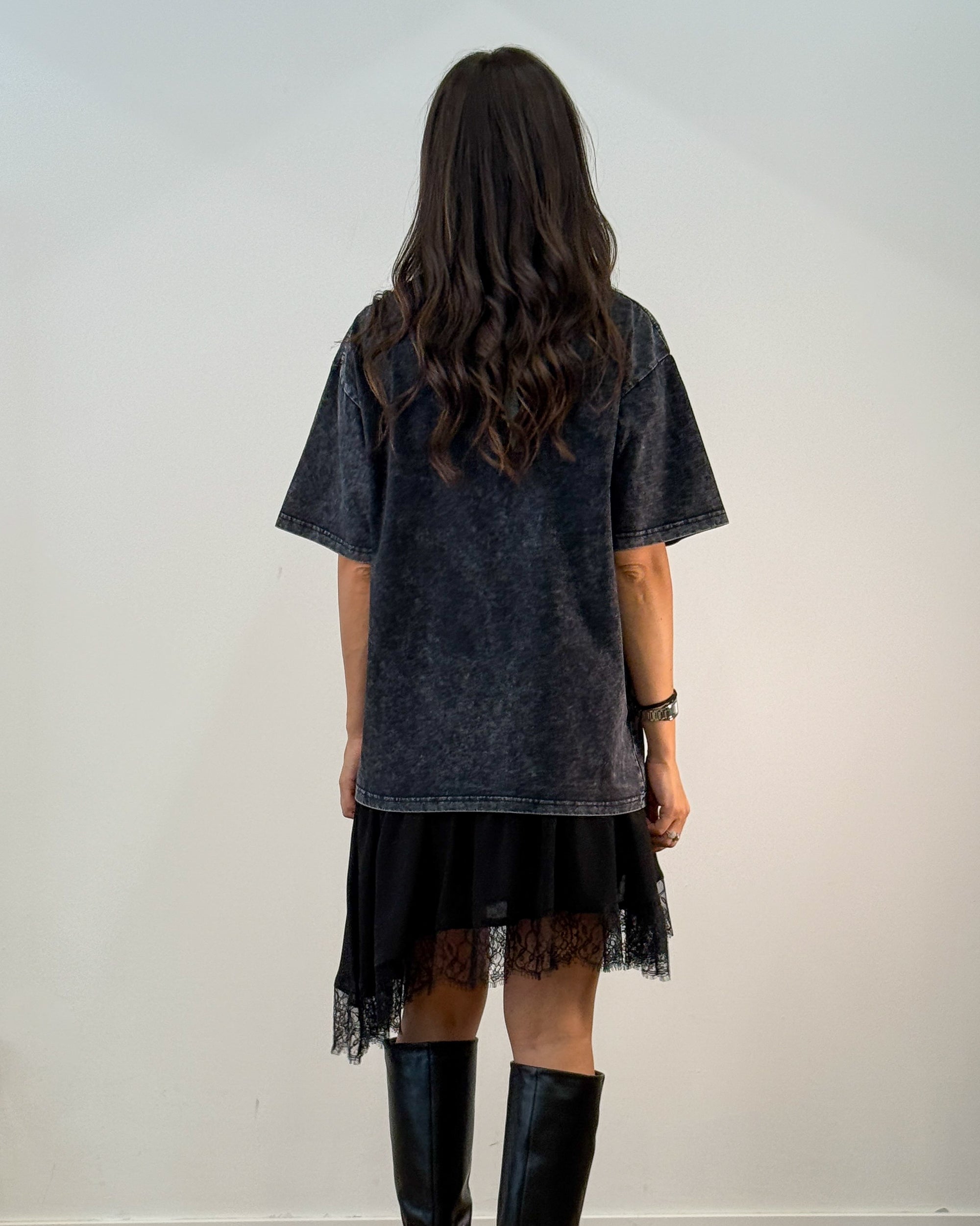 Abito T-Shirt Effetto Vissuto con Balza in Pizzo - Nero | ISABELLE BLANCHE PARIS