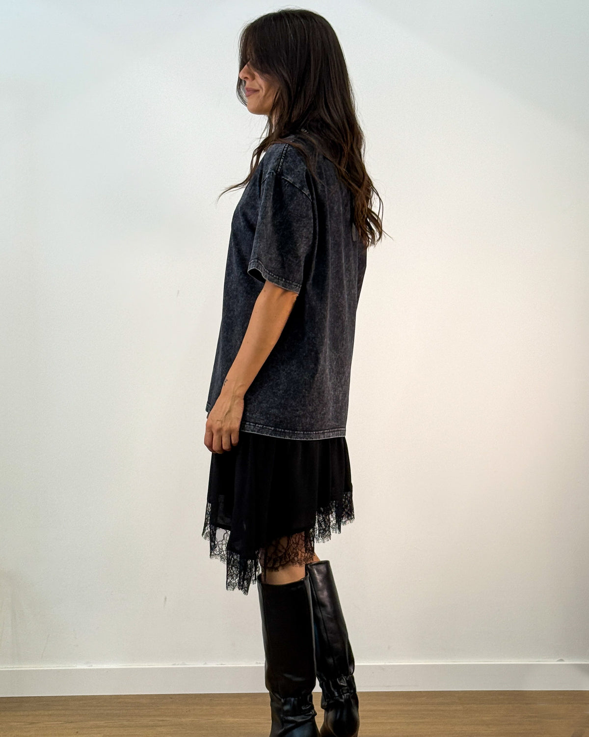 Abito T-Shirt Effetto Vissuto con Balza in Pizzo - Nero | ISABELLE BLANCHE PARIS