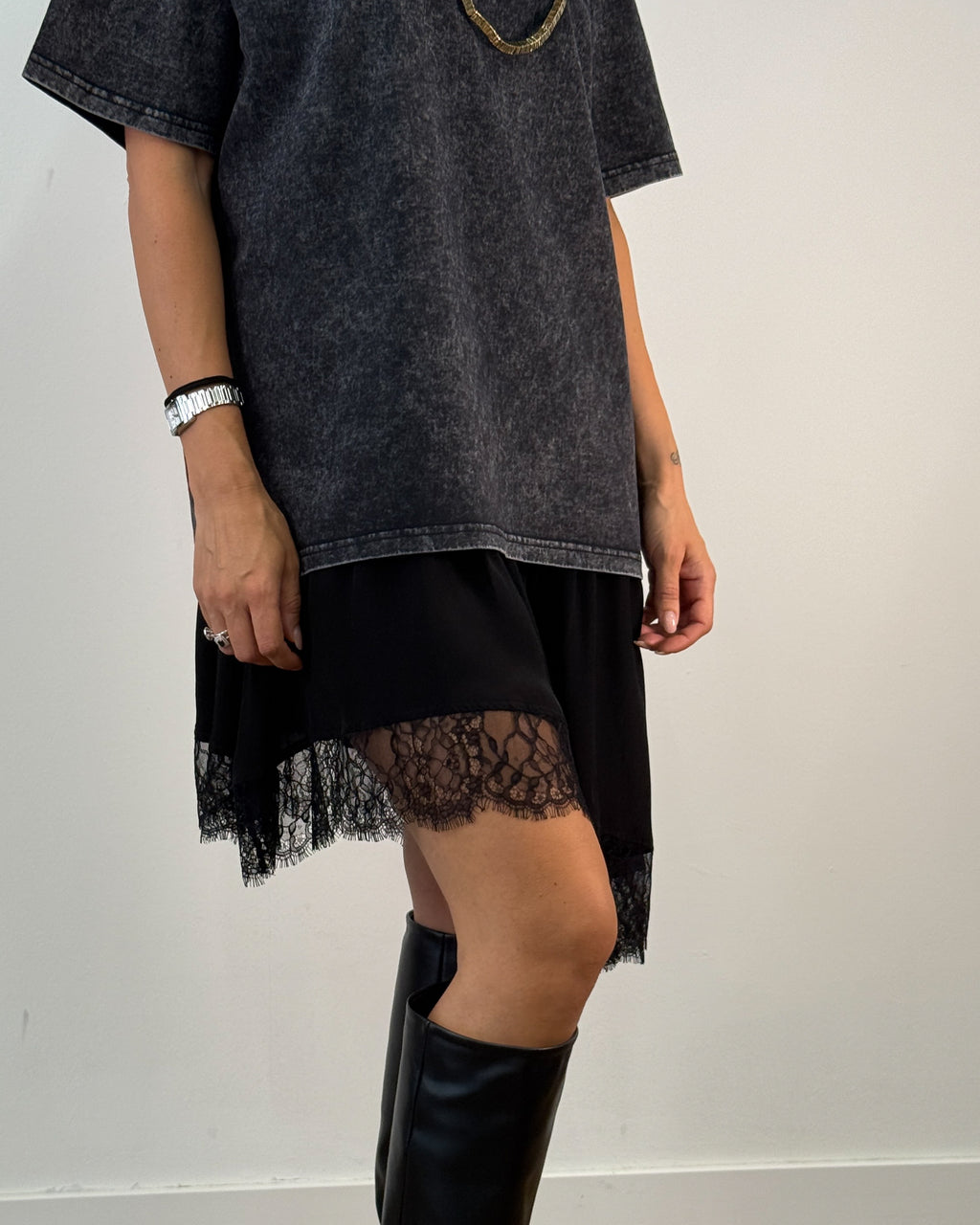 Abito T-Shirt Effetto Vissuto con Balza in Pizzo - Nero | ISABELLE BLANCHE PARIS