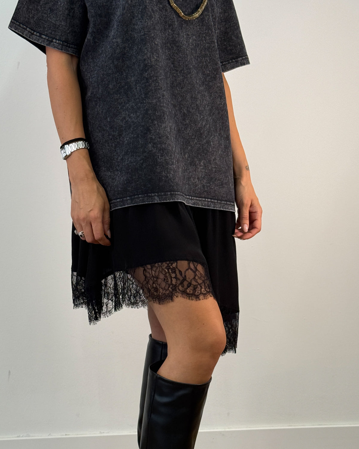 Abito T-Shirt Effetto Vissuto con Balza in Pizzo - Nero | ISABELLE BLANCHE PARIS