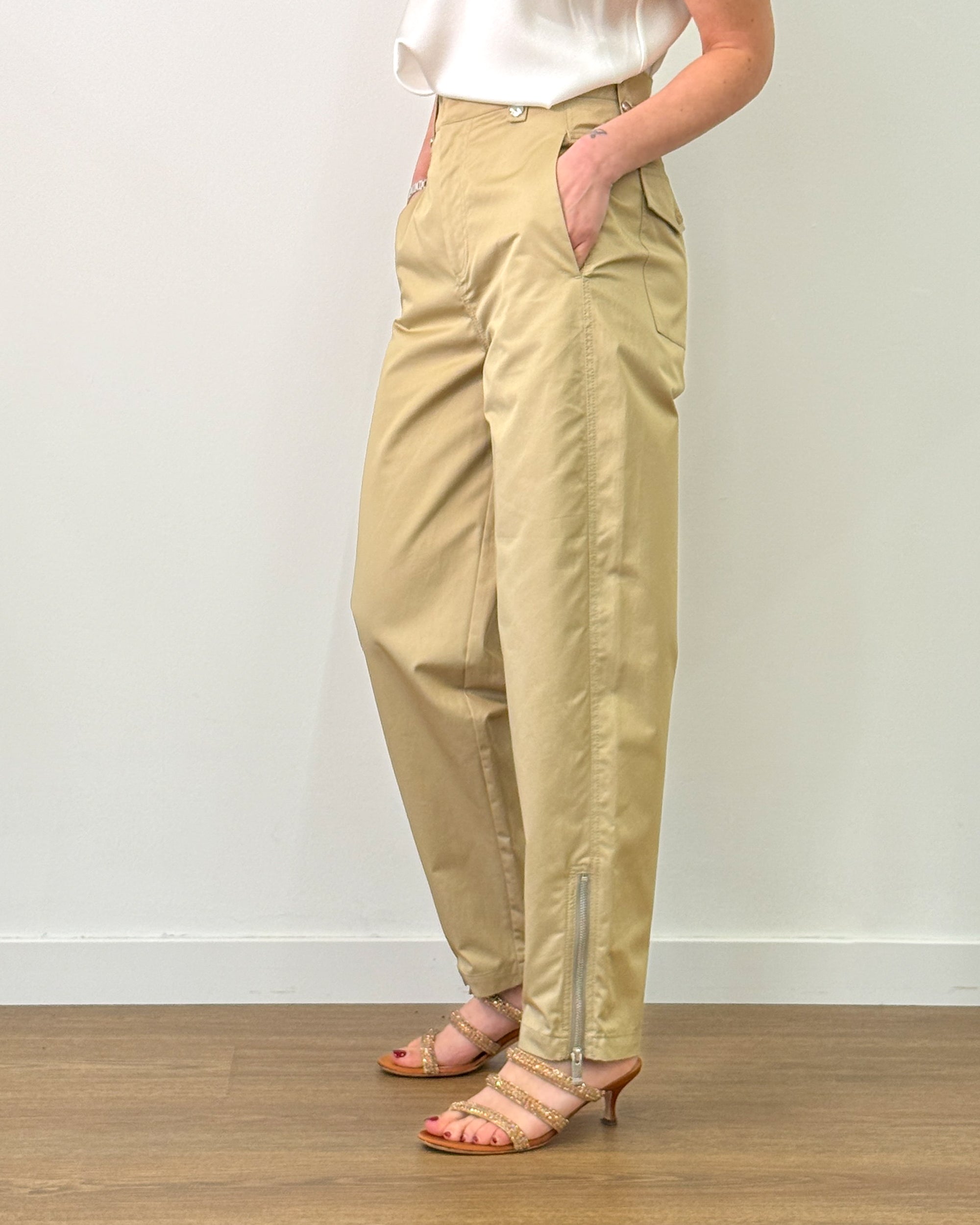 Pantalone in Gabardina di Cotone con Zip all'Orlo - Tea | ISABELLE BLANCHE PARIS