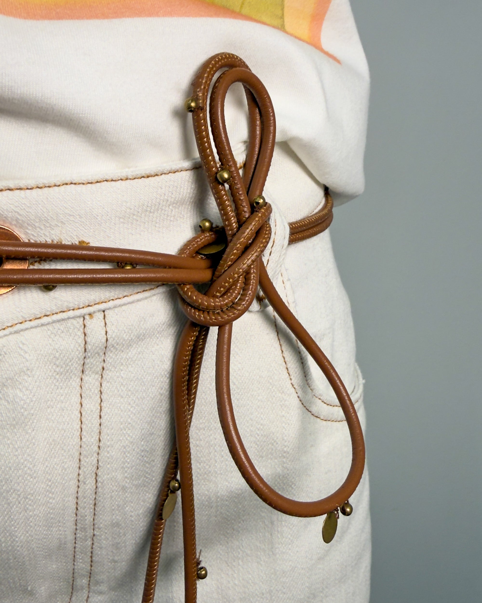 Cintura Sottile in Pelle con Medagliette - Pecan Brown