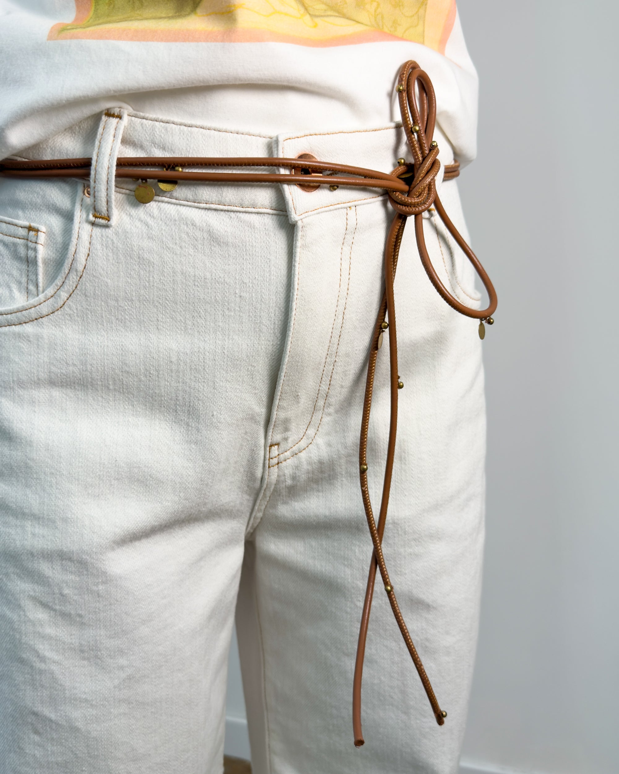 Cintura Sottile in Pelle con Medagliette - Pecan Brown