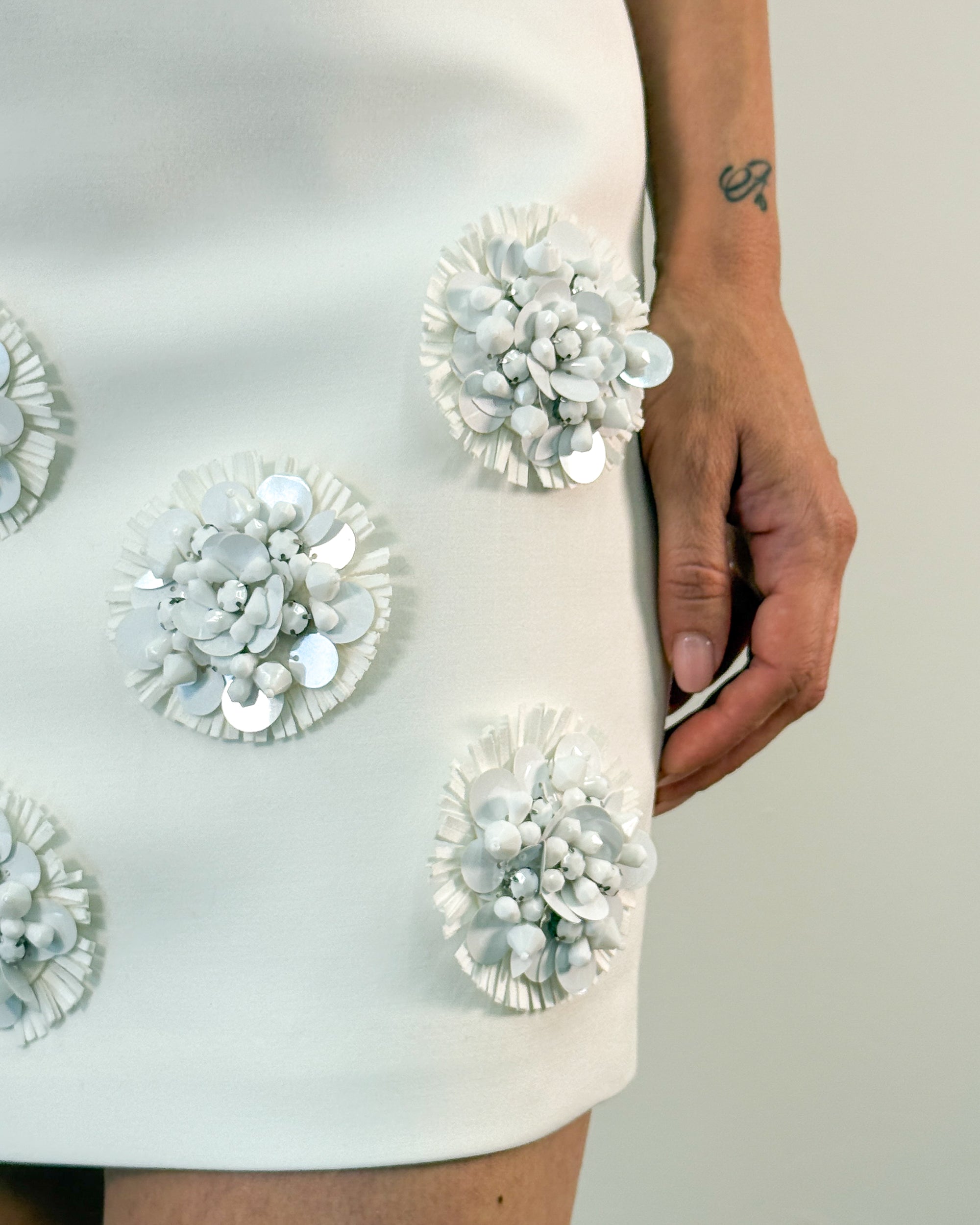 Minigonna con Ricami Floreali 3D - Bianco Panna | ISABELLE BLANCHE