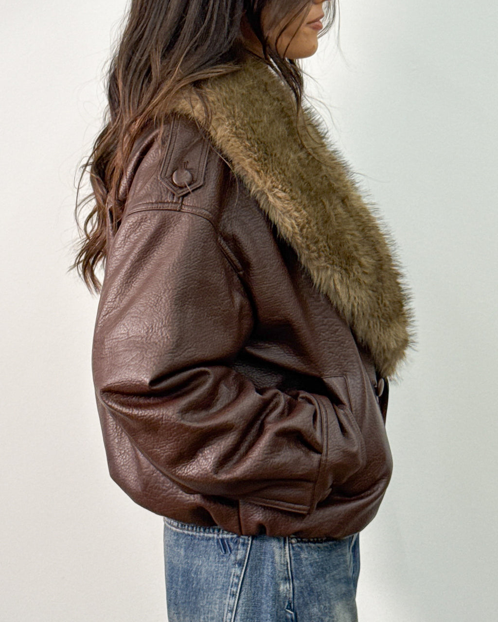 Bomber Imbottito in Ecopelle con Collo in Eco-Pelliccia - Coffee Bean | ISABELLE BLANCHE PARIS